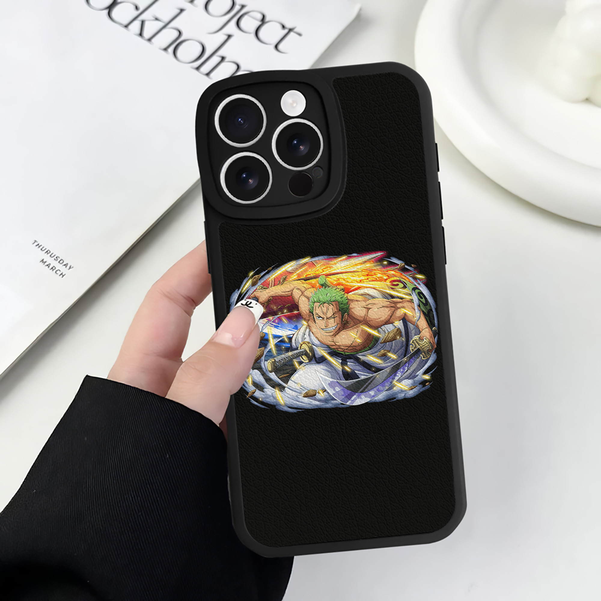 （画像用） ワンピース ロロノア・ゾロ ONE PIECE Roronoa Zoro 【iPhone 16シリーズ対応】シリコンスマホケース（レザー調） 材質：シリコン